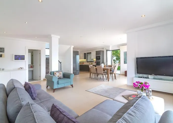 Stunning In With Pool And Sea Vistas * كالكان
