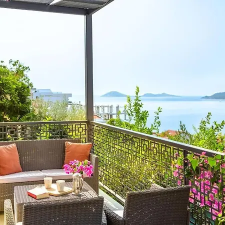 Stunning In With Pool And Sea Vistas *