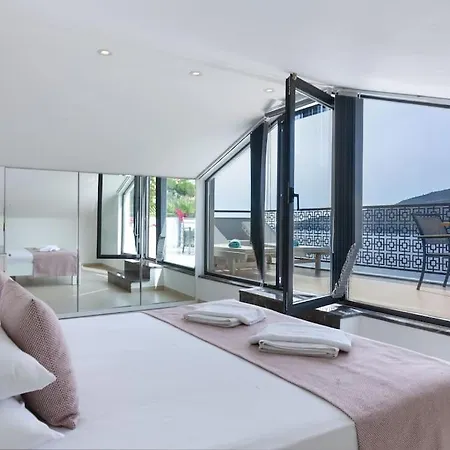 Stunning In With Pool And Sea Vistas 칼칸
