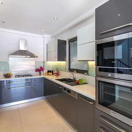 Villa Stunning In With Pool And Sea Vistas *